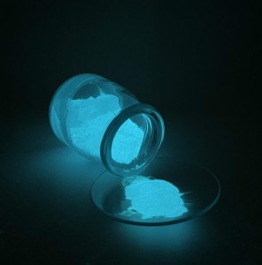 Pigment lumineux à base d'aluminate de strontium bleu-vert